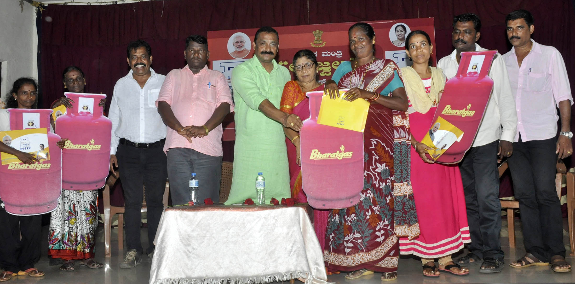 100 ಕುಟುಂಬಗಳಿಗೆ ಉಚಿತ ಅಡುಗೆ ಅನಿಲ ವಿತರಣೆ